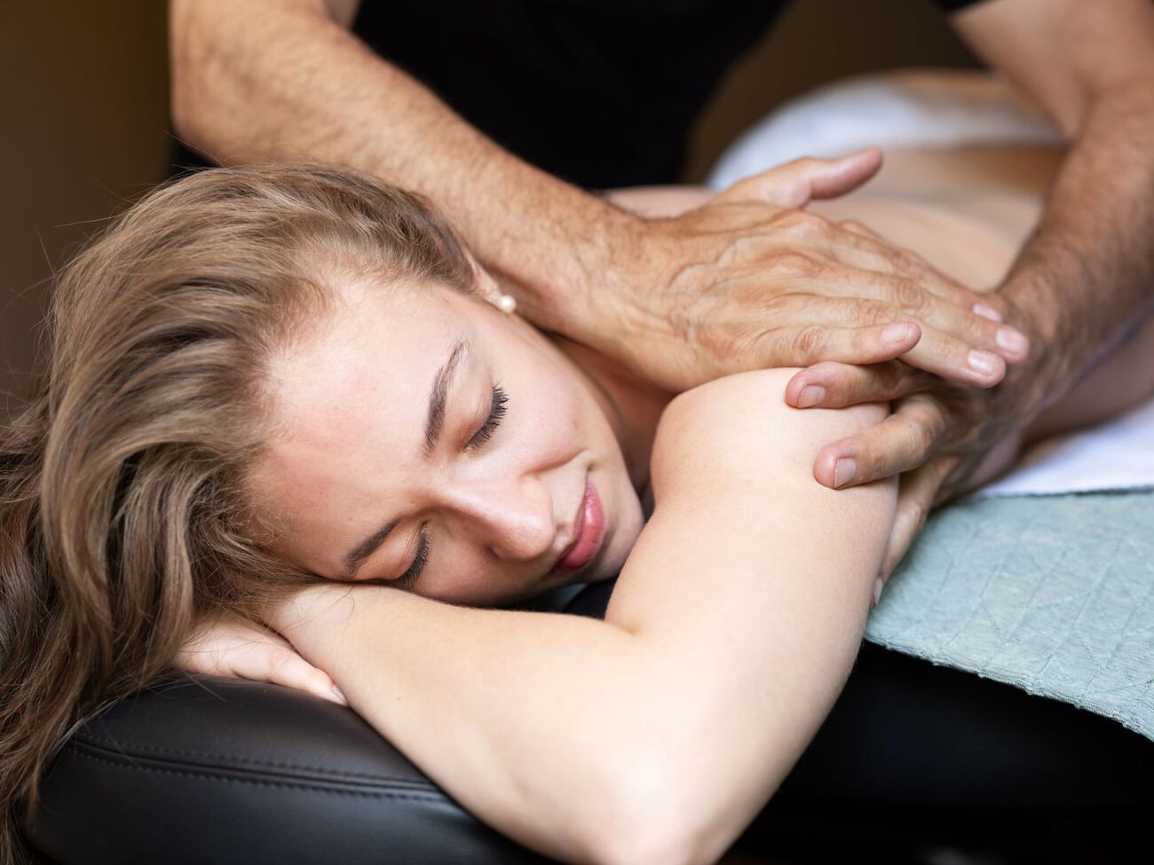Eine Frau wird massiert im Spa des Hotel Acasa Suites Zürich