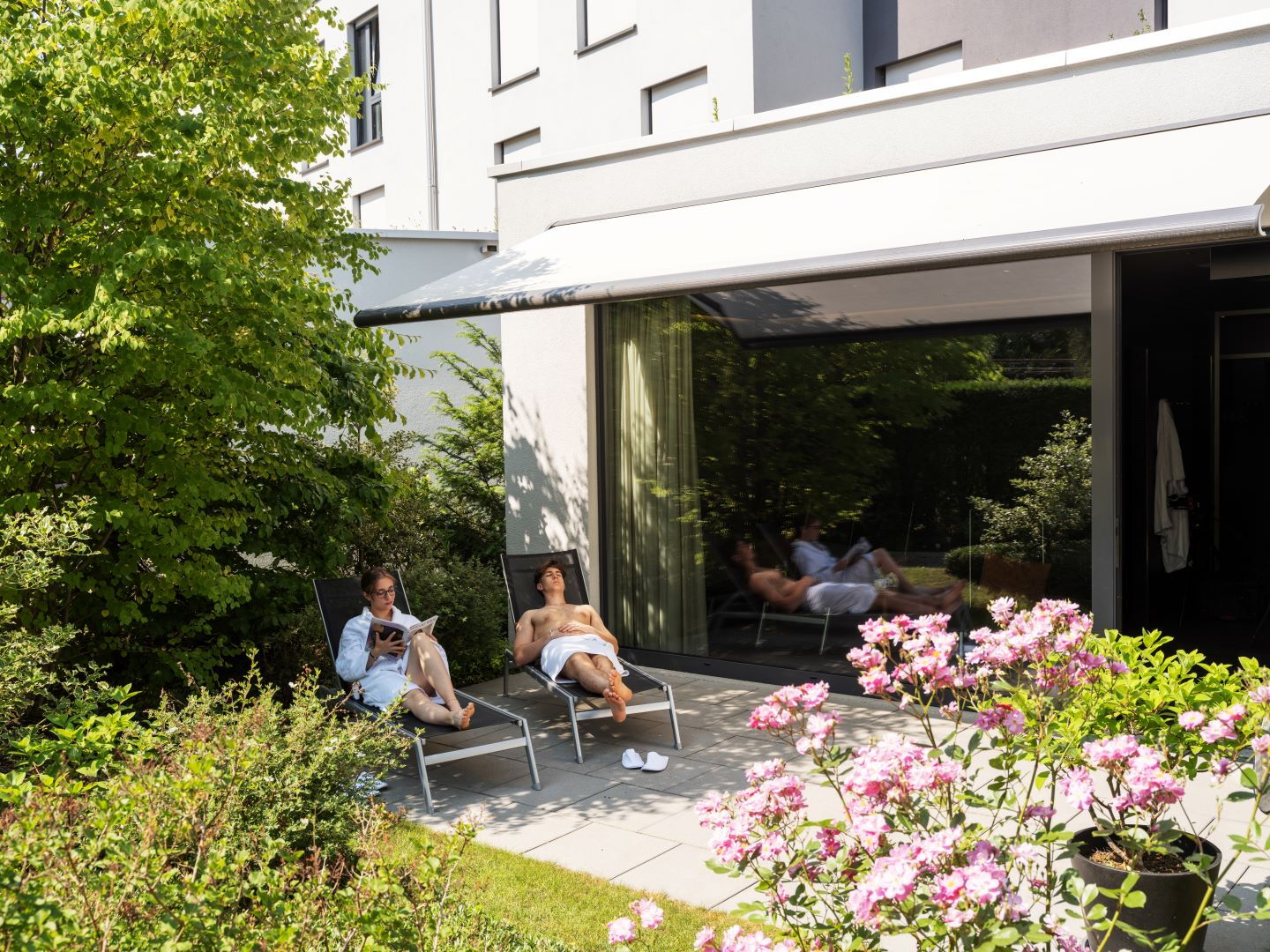 Spa Terrasse fleurie avec chaises longues Hôtel Acasa Suites