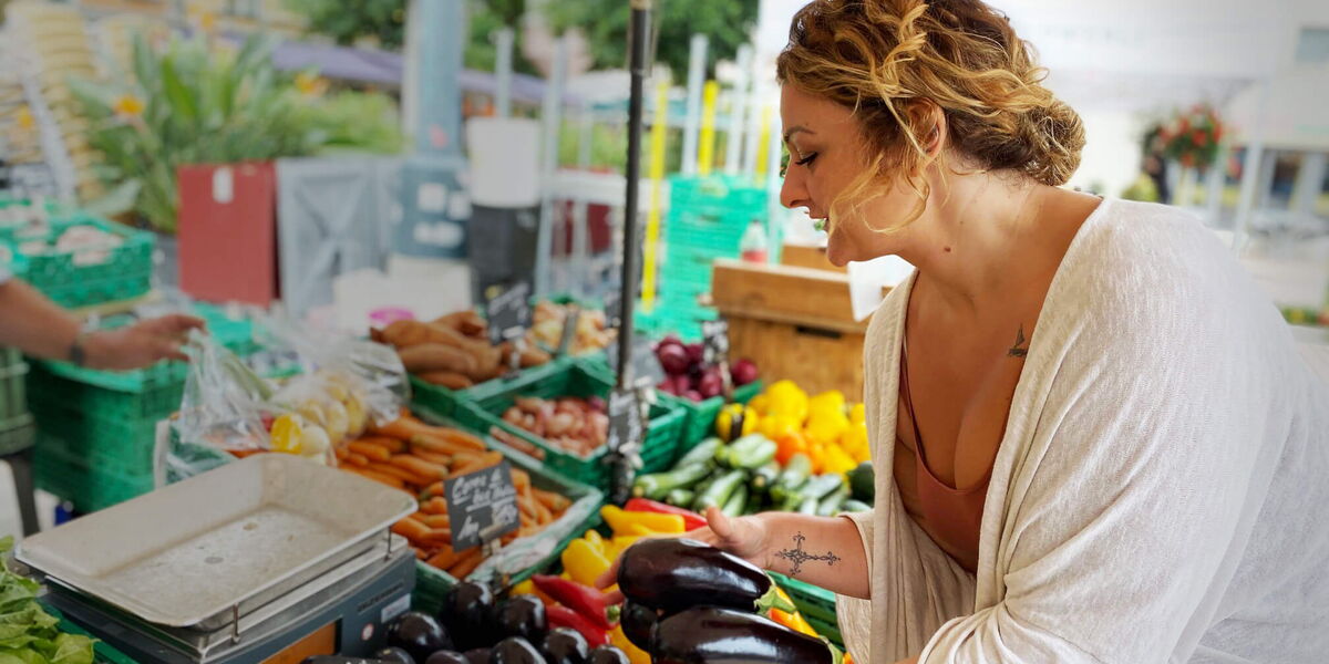 Chefköchin Martina kauft frische Zutaten für das Restaurant Acasa auf dem Markt
