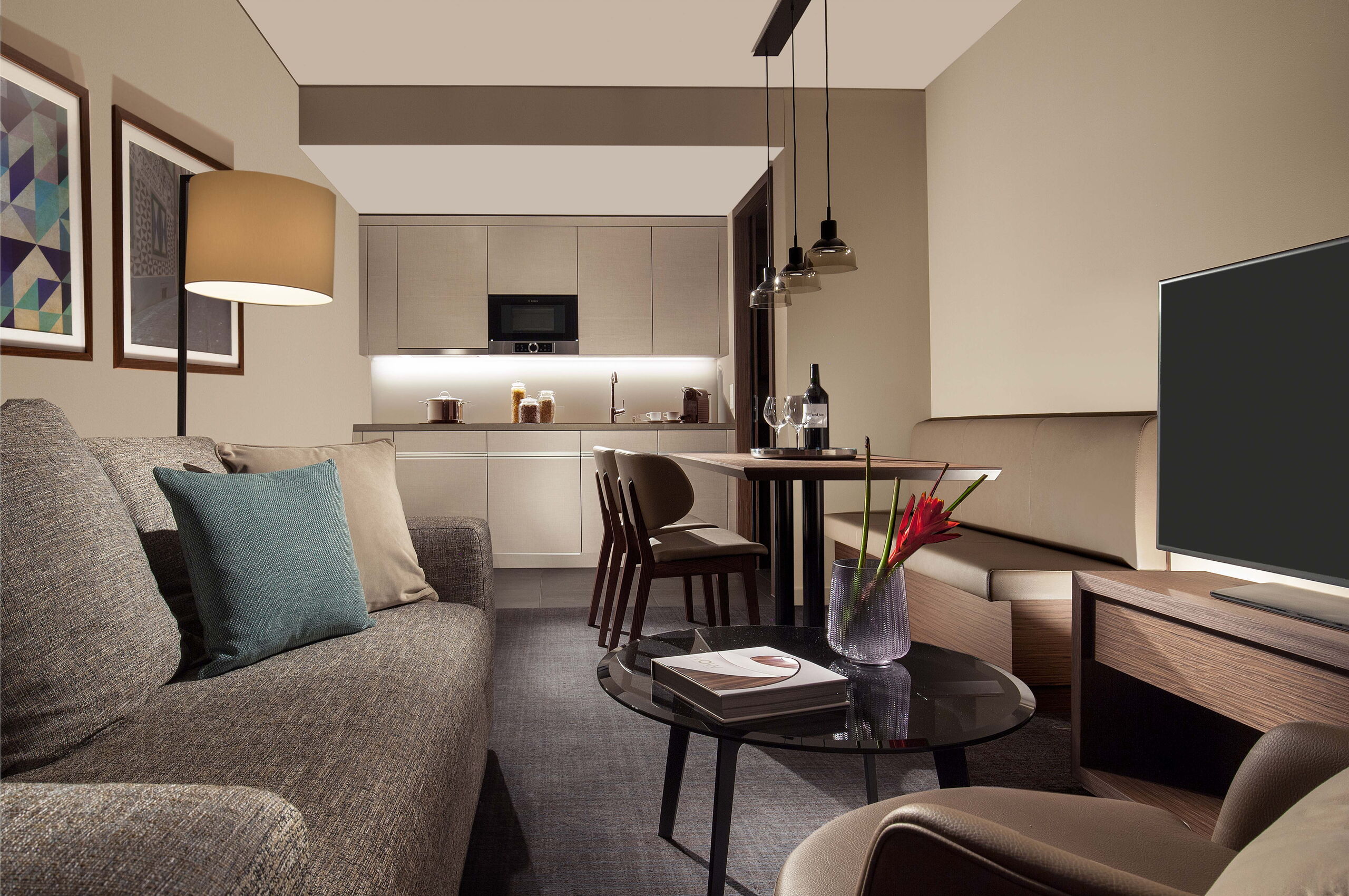 Acasa Suite avec canapé, TV, table à manger et kitchenette