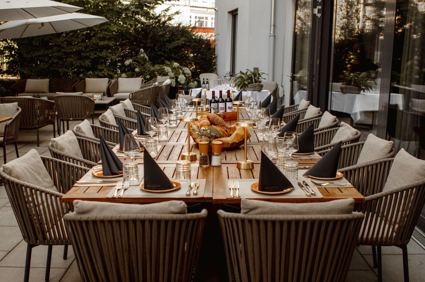 Bankett auf der Gartenterrasse des Restaurant Acasa mit festlich eingedecktem Tisch