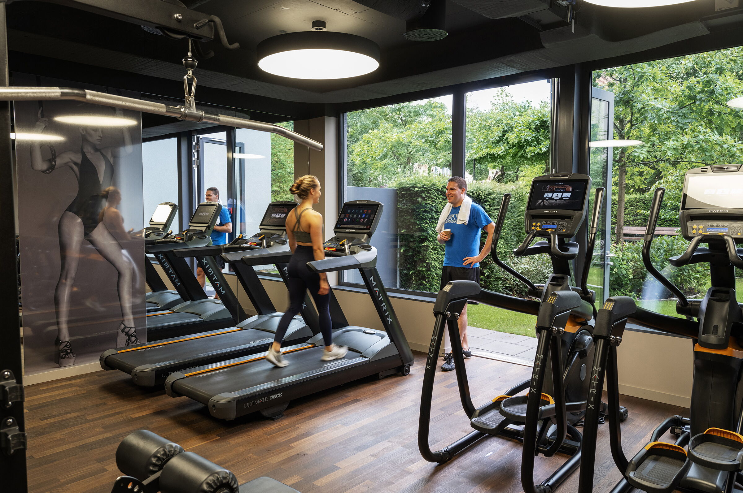 Fitness Studio mit modernen Matrix Geräten und Blick ins Grüne im Acasa Suites Zürich Oerlikon