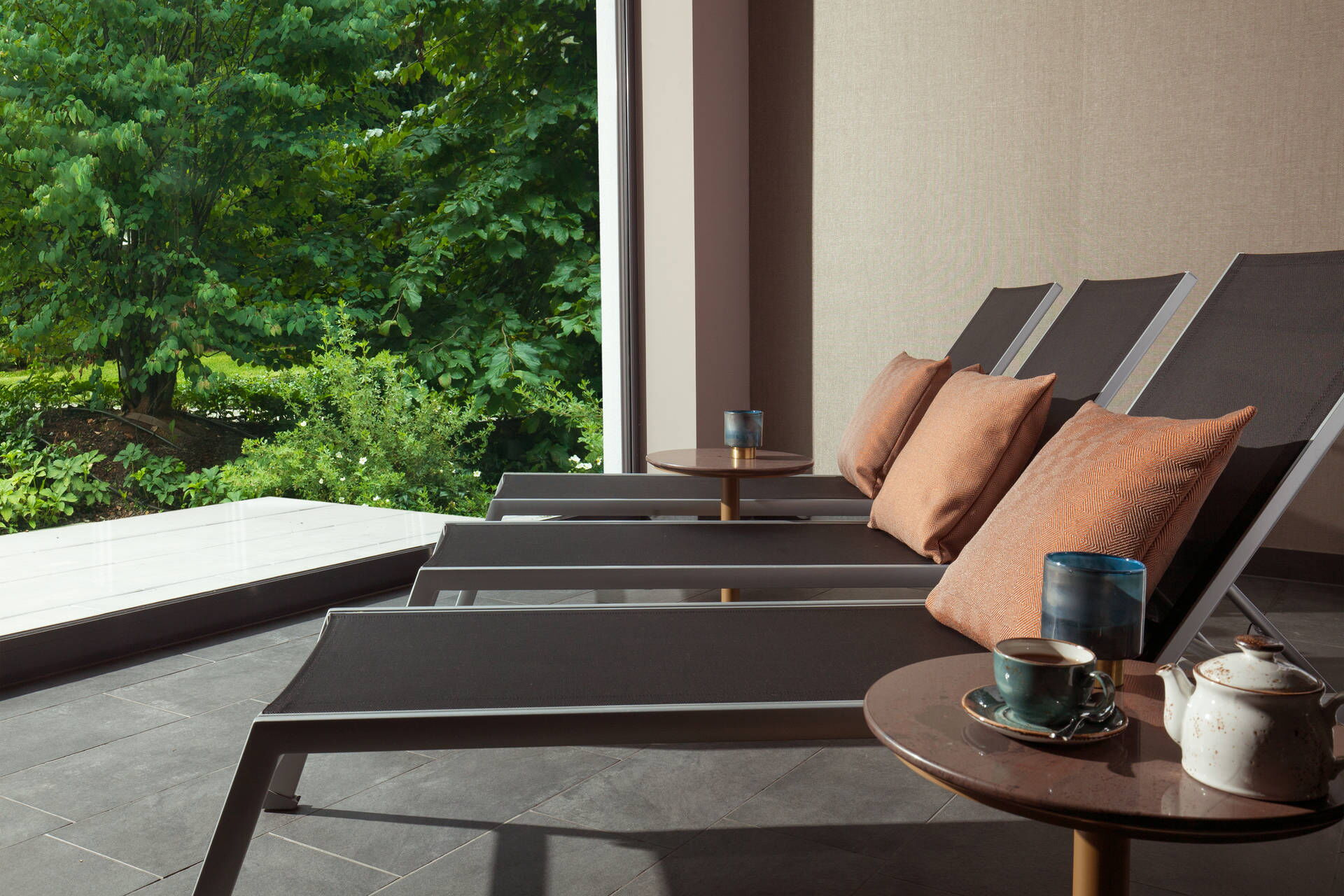 Spa-Bereich im ACASA Suites Zürich mit freier Sicht in den Garten