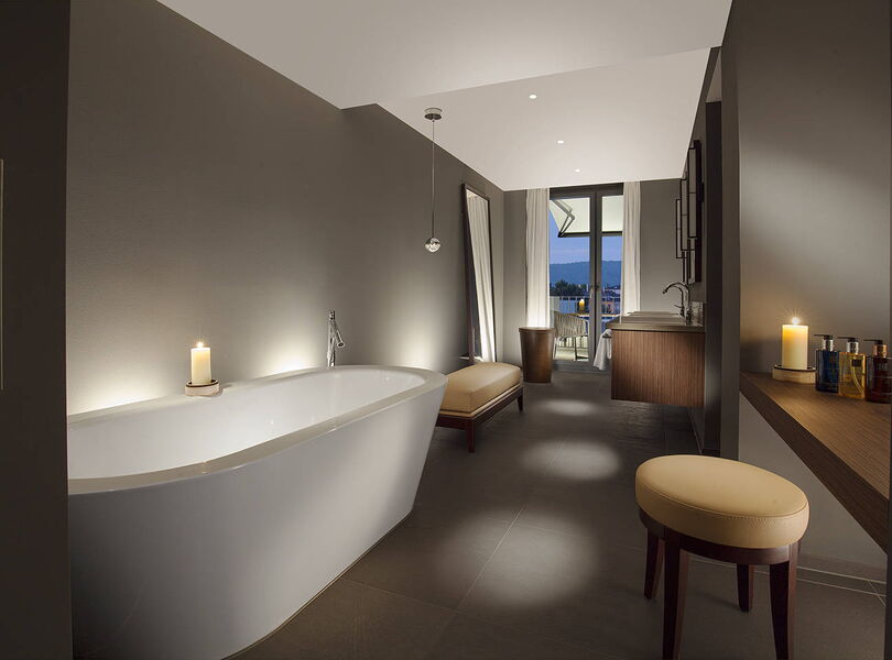ACASA Suites Zürich: Badezimmer in der Rooftop Suite Wohnung mit grosser Badewanne und Zugang zur Dachterrasse