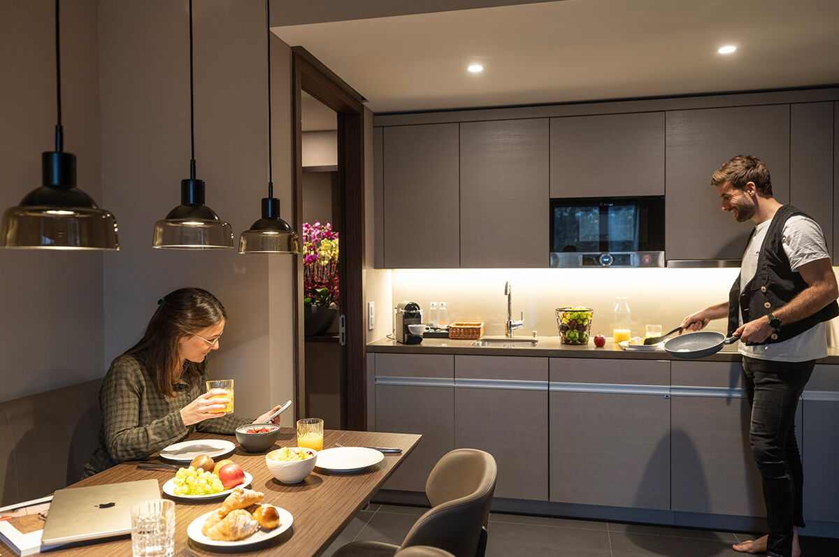 Voll ausgestattete Küche im Acasa Suite Apartment im Acasa Suites Zürich