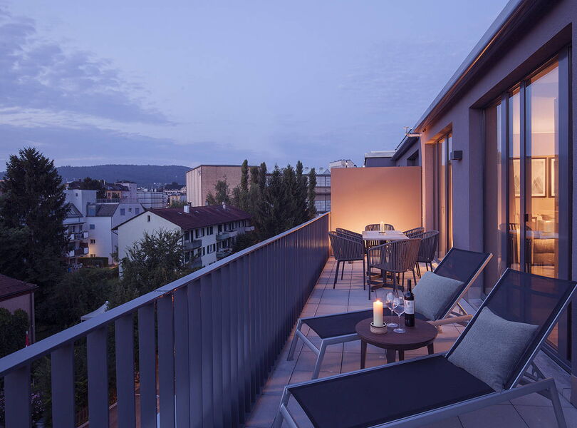 Terrasse der Rooftop Suite bei Abendstimmung und Kerzenlicht