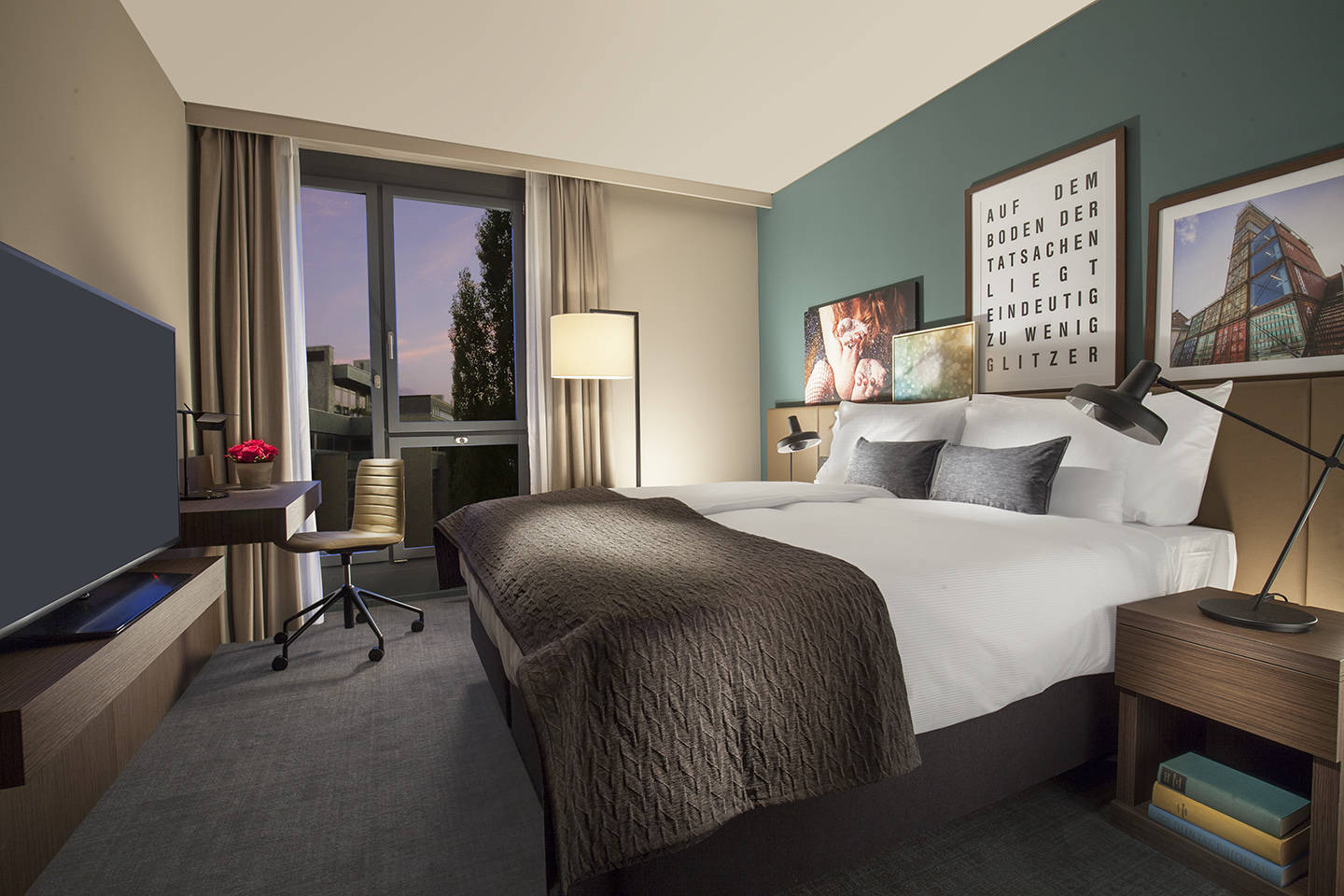 Basic Suite: Schlafzimmer mit King-Size-Bett im ACASA Suites Zürich